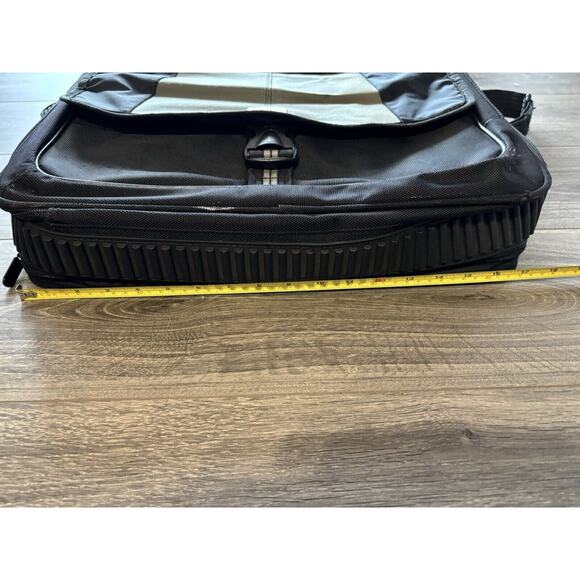 Targus 17” Blacktop Deluxe‎ Laptop Case w/ Dome Protection Softside Brief Case - Picture 7 of 9